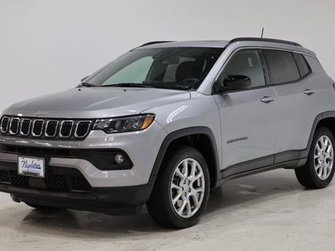 Used 2023 Jeep Compass Latitude w/ Sun and Sound Group AWD/4WD image 3
