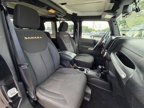 Used 2016 Jeep Wrangler Unlimited Sahara w/ Connectivity Group AWD/4WD image 17