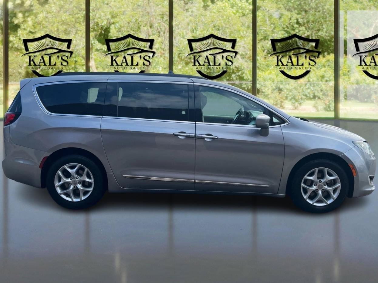 Used 2017 Chrysler Pacifica Touring-L FWD image 4