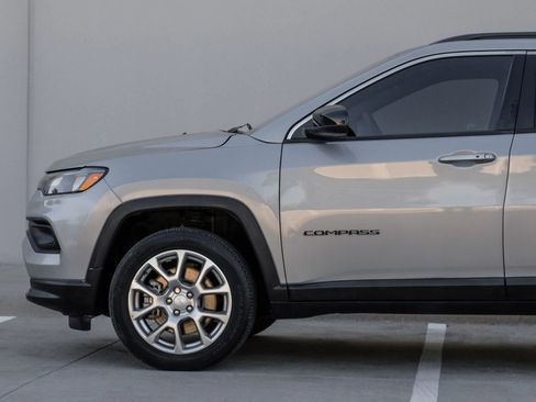 Used 2023 Jeep Compass Latitude w/ Sun and Sound Group AWD/4WD image 11