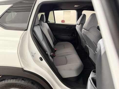 Used 2024 Toyota Corolla Cross AWD Hybrid w/ Moonroof Package image 29