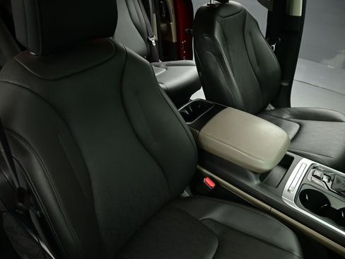 Certified 2025 Kia Carnival EX image 31