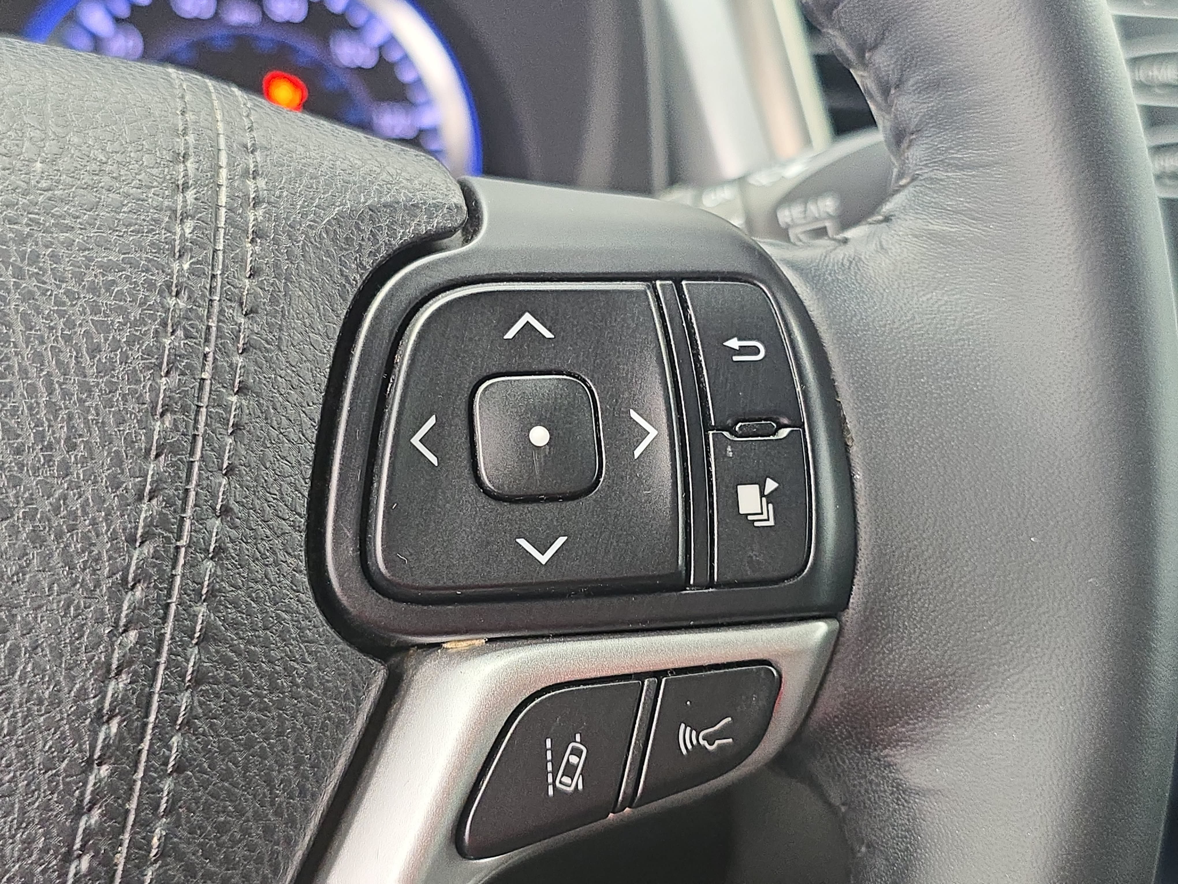 Used 2017 Toyota Highlander SE AWD/4WD image 19