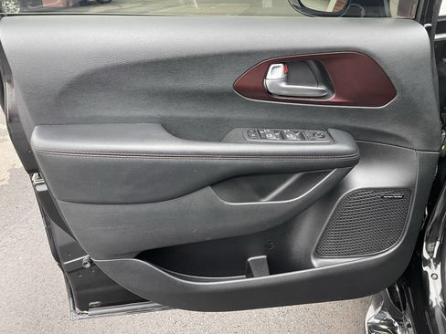 Used 2019 Chrysler Pacifica Touring-L image 22