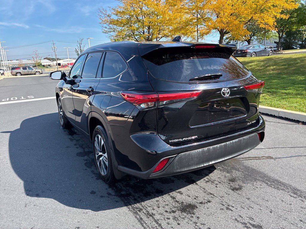 Used 2022 Toyota Highlander XLE AWD/4WD image 11