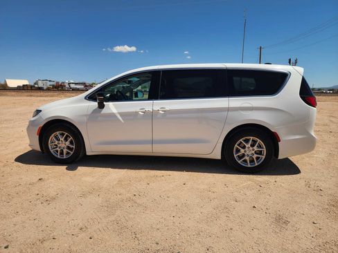 Used 2024 Chrysler Pacifica Touring-L FWD image 7