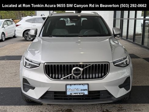 Used 2024 Volvo XC40 B5 Core image 3