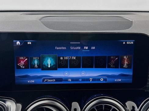 Used 2025 Mercedes-Benz GLB 250 image 15