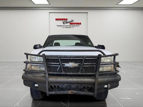 Used 2005 Chevrolet Silverado 2500 LS w/ Heavy-Duty Power Package AWD/4WD image 2