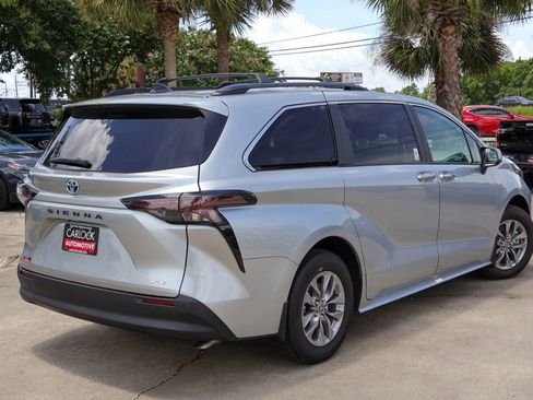 Used 2025 Toyota Sienna XLE FWD image 2