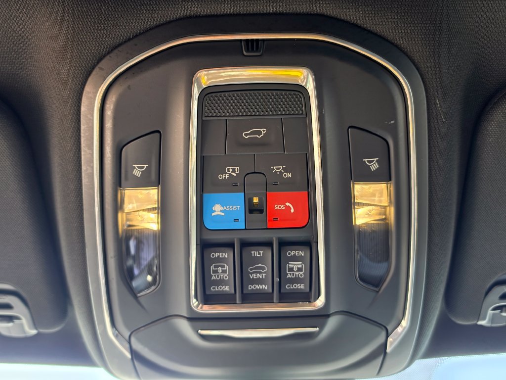 Used 2025 Jeep Wagoneer Series III w/ Premium Group I AWD/4WD image 29