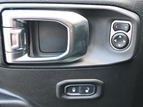 Used 2025 Jeep Wrangler Unlimited Sport AWD/4WD image 15
