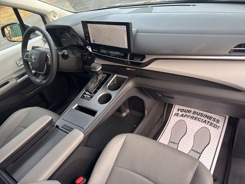 Used 2025 Toyota Sienna XLE image 16