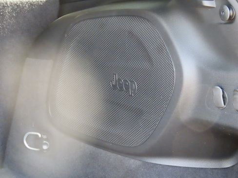 Used 2021 Jeep Cherokee Limited w/ Elite Package FWD image 12