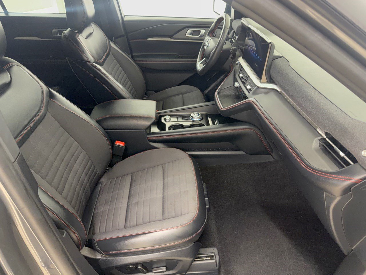 Used 2025 Ford Explorer ST-Line w/ ST-Line Street Pack AWD/4WD image 30