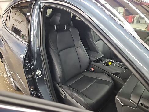 Used 2024 Toyota Venza XLE image 35