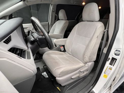 Used 2020 Toyota Sienna L image 3