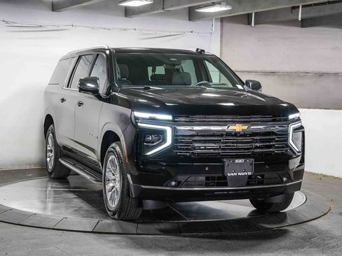 Used 2025 Chevrolet Suburban Premier RWD image 2