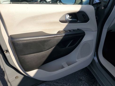 Used 2022 Chrysler Pacifica Touring-L image 13