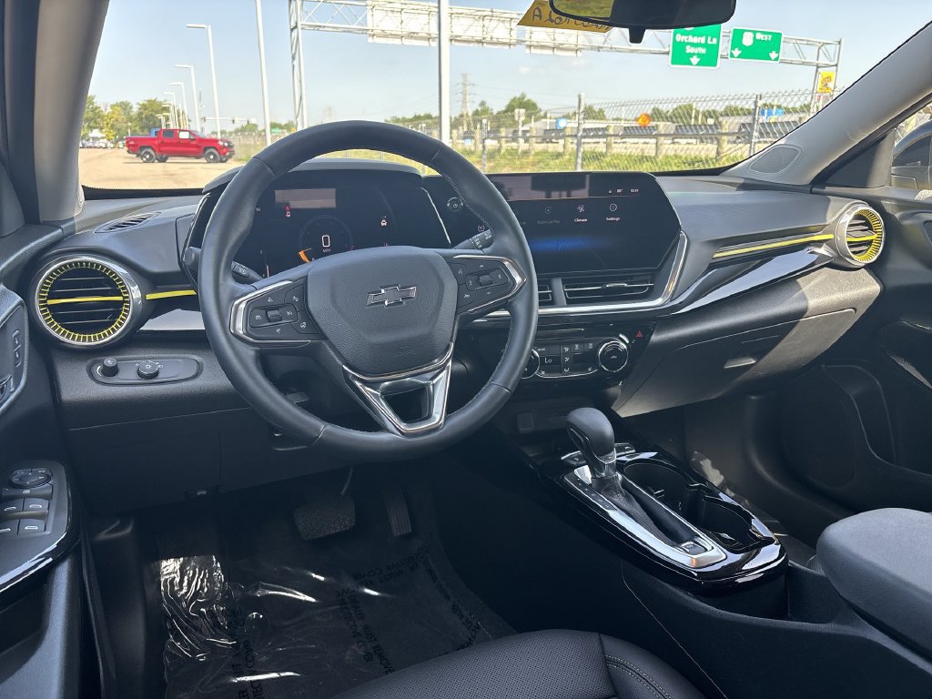 Used 2025 Chevrolet Trax ACTIV w/ Sunroof Package FWD image 17