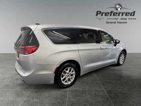 Used 2024 Chrysler Pacifica Touring-L FWD image 19