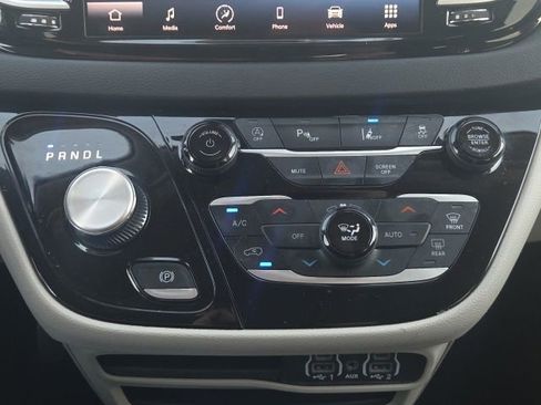 Used 2023 Chrysler Pacifica Touring-L FWD image 35