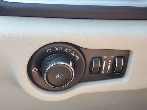 Used 2023 Chrysler Pacifica Touring-L FWD image 11