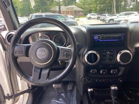 Used 2013 Jeep Wrangler Unlimited Sahara AWD/4WD image 13