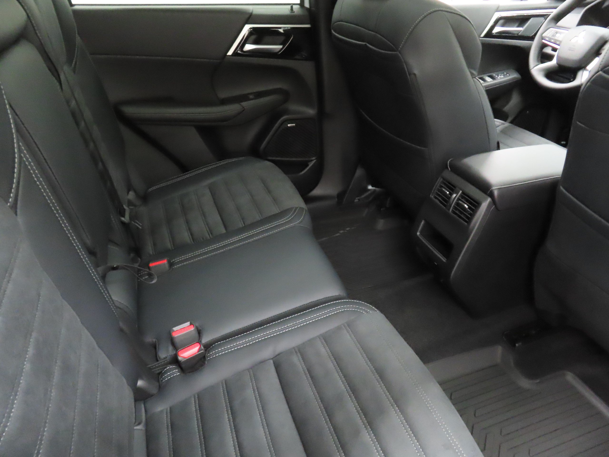 New 2026 Mitsubishi Outlander AWD image 25