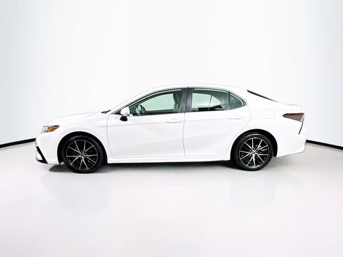 Used 2023 Toyota Camry SE image 4