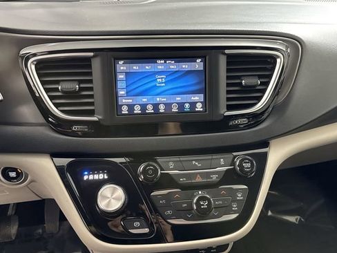Used 2020 Chrysler Pacifica Touring-L image 6