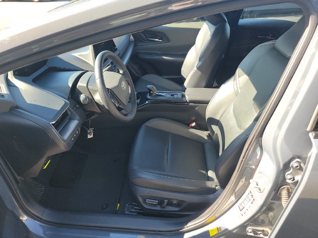 Used 2023 Toyota Prius XLE FWD image 3
