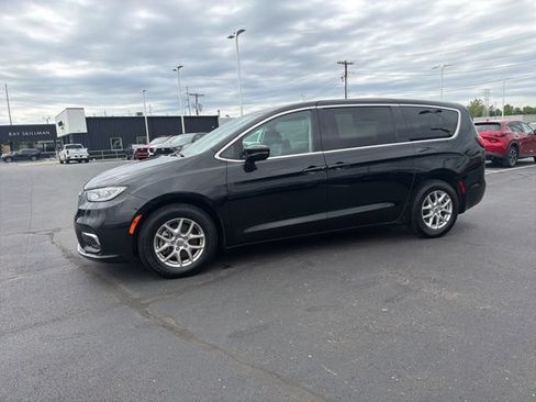 Used 2024 Chrysler Pacifica Touring-L FWD image 16