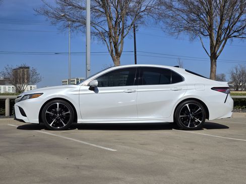 Used 2018 Toyota Camry XSE image 3