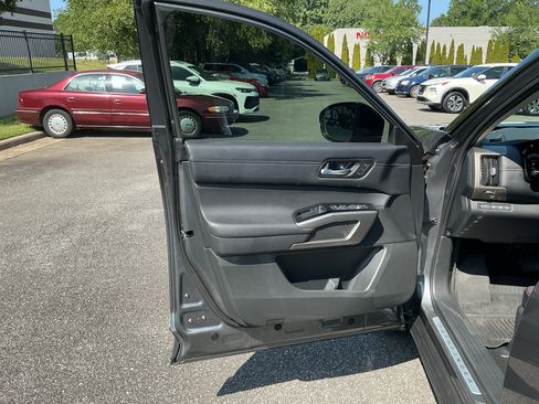Certified 2025 Nissan Pathfinder Platinum w/ Cargo Package AWD/4WD image 11