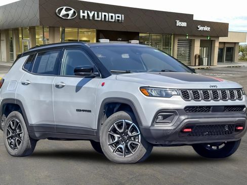 Used 2025 Jeep Compass Trailhawk AWD/4WD image 2