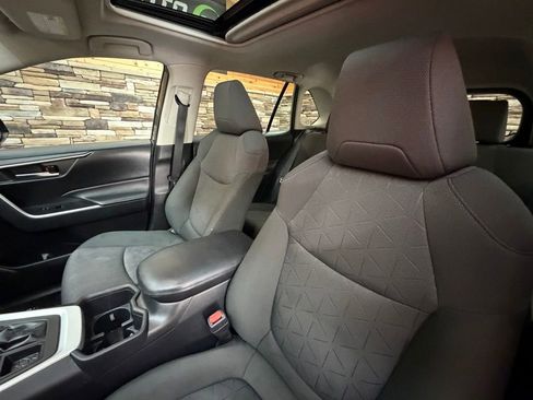Used 2022 Toyota RAV4 XLE w/ Convenience Package image 12