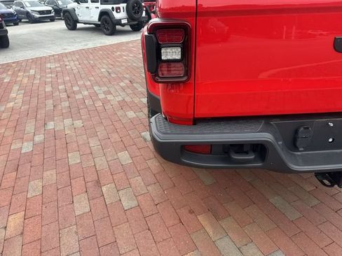 Used 2024 Jeep Gladiator Sport AWD/4WD image 8