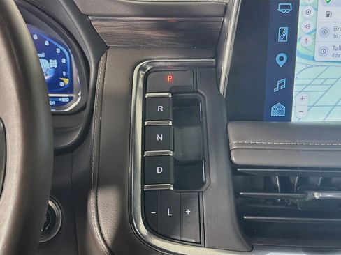 Used 2022 Chevrolet Suburban Z71 w/ Luxury Package AWD/4WD image 18