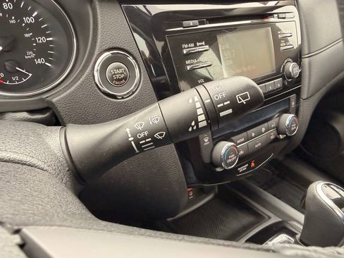 Used 2017 Nissan Rogue SV image 16