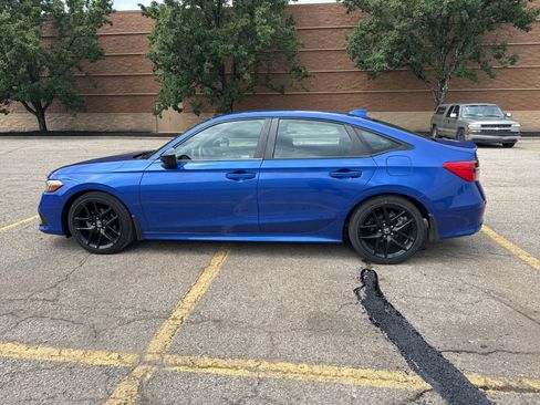 Used 2023 Honda Civic Sport image 2