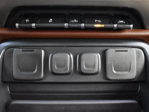 Used 2018 Chevrolet Silverado 1500 High Country image 18