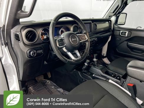 Used 2020 Jeep Gladiator Sport w/ Technology Group AWD/4WD image 3