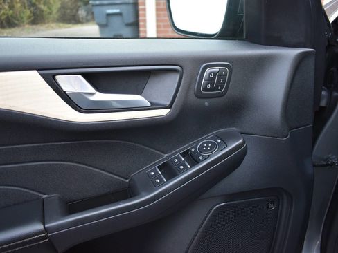 Used 2022 Ford Escape Titanium w/ Titanium Premium Package image 17