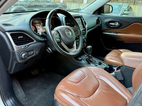 Used 2019 Jeep Cherokee Overland w/ Technology Group AWD/4WD image 10