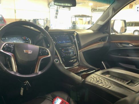 Used 2017 Cadillac Escalade Luxury image 7
