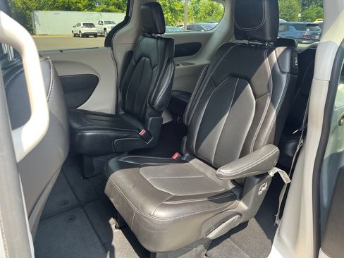 Used 2023 Chrysler Pacifica Touring-L FWD image 25
