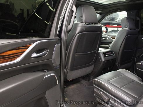 Used 2023 Cadillac Escalade ESV Premium Luxury AWD/4WD image 33