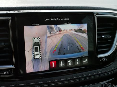 Used 2023 Chrysler Pacifica Limited w/ S Appearance Package image 29