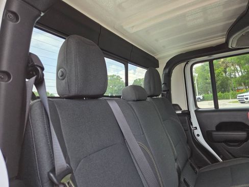Used 2024 Jeep Gladiator Sport AWD/4WD image 19